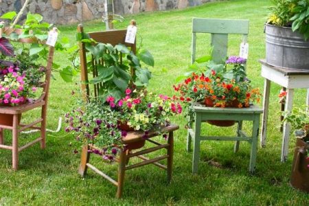 bloemen op stoelen