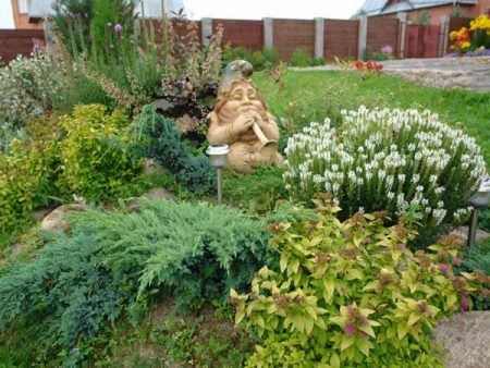 figuren van hout in een bloementuin