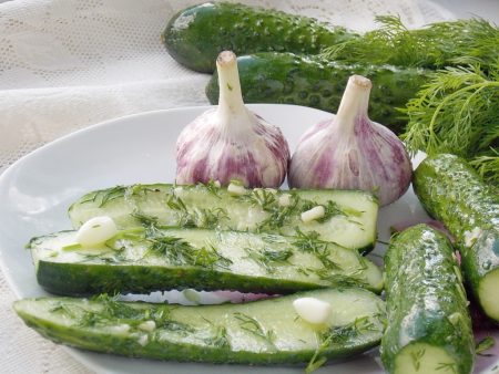 Ang mga salted cucumber sa isang package, mabilis na recipe sa 5 minuto