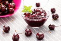 Ang isang masarap na recipe para sa cherry jam na may mga pits para sa taglamig