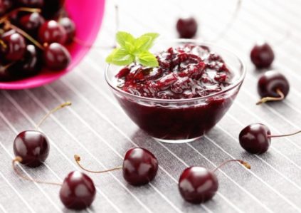 Ang isang masarap na recipe para sa cherry jam na may mga pits para sa taglamig