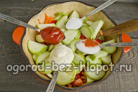 magdagdag ng mayonesa at tomato paste sa zucchini