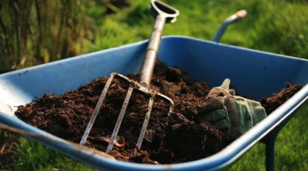 Compost in een kruiwagen