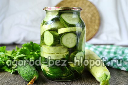 Gemarineerde Komkommers Met Courgette