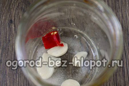 doe knoflook en hete peper in een pot