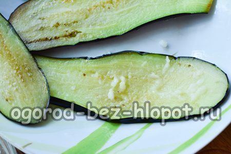 bak aubergines in een pan