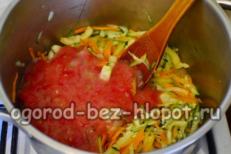 Giet aardappelpuree in groenten