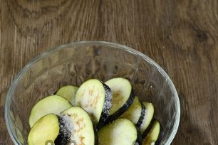 bestrooi aubergine met zout