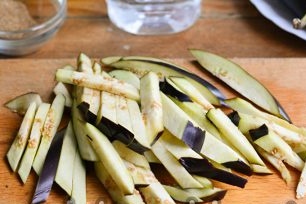 aubergine gesneden in reepjes