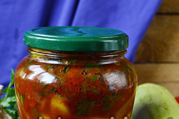 gefrituurde courgette in tomatensaus