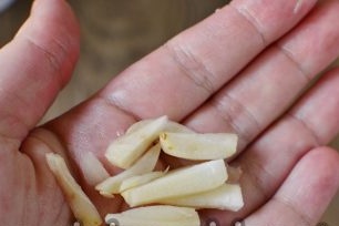 gupitin ang mga clove ng bawang sa manipis na hiwa