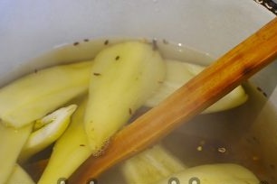 dompel de paprika in kleine porties onder in kokende pekel en kook