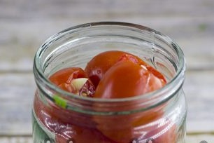 tomaten in een pot