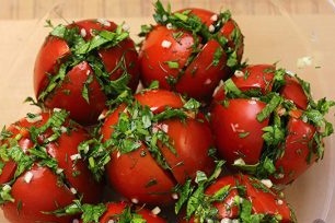 vul tomaten met kruidig ​​mengsel