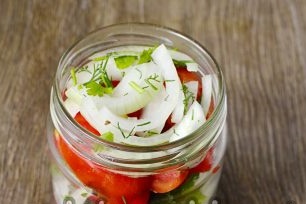 potten op de bodem verspreiden we peper met erwten, na uien, kruiden, tomaten, wisselen alles af en voegen plantaardige olie toe