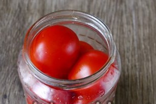 doe tomaten in een pot