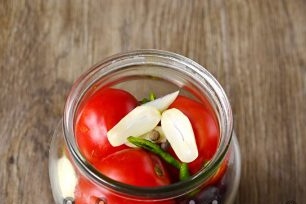 drener glassinfusjonen og tilsett hvitløk i tomatene