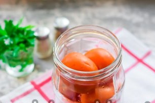 vul de pot met tomaten, schud deze meerdere keren, zodat de tomaten dichter op elkaar liggen