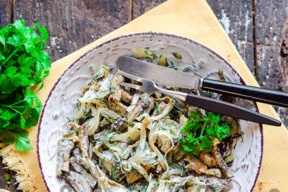 auberginesalade in een plaat