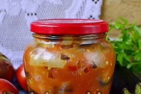 Tre aubergine, paprika og tomatsalat