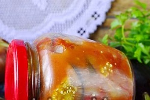 Salade drie van aubergines, paprika's en tomaten