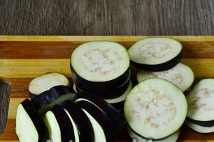 snij de aubergine in ringen en bestrooi met zout