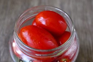 doe tomaten in een pot