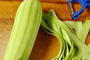 fjern skallet fra courgette