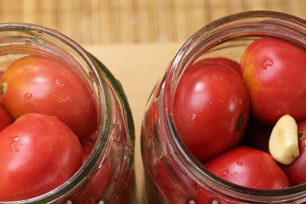 vul blikken met tomaten