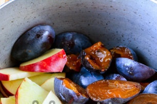 doe het fruit in een pan