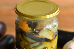 ingemaakte aubergine met wortelen en knoflook