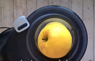 appels door een sapcentrifuge