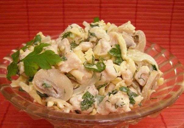 Kippensalade Met Champignons En Kaas