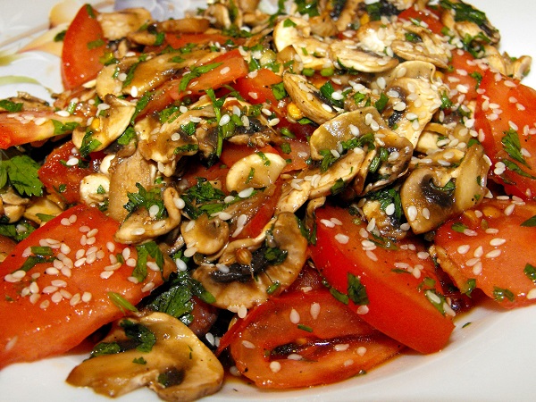 Salade Met Champignons, Sesamzaadjes En Tomaten