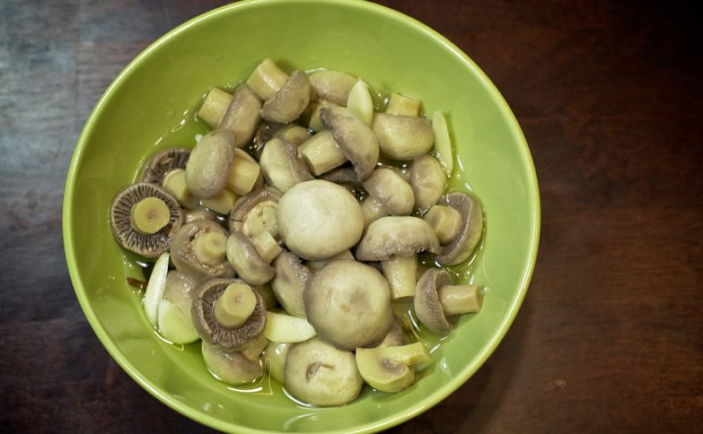 Mga adobo na mushroom na may Apple Cider Cuka