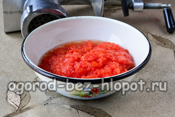 tomaten door een vleesmolen