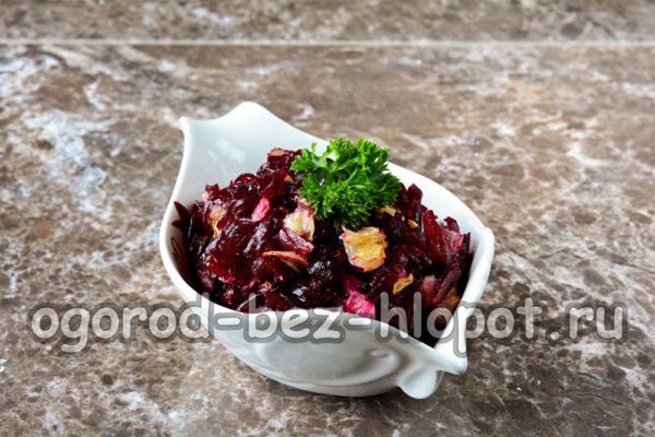 beetroot salad na may pritong sibuyas na handa na