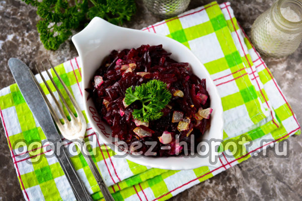 gekookte bietensalade met gebakken uien