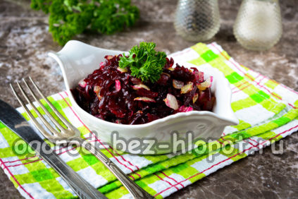 beetroot salad na may pritong sibuyas