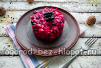 beetroot salad na may prun, keso at mani