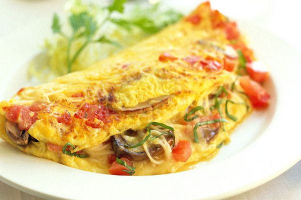 Omelet na may sprat at kamatis