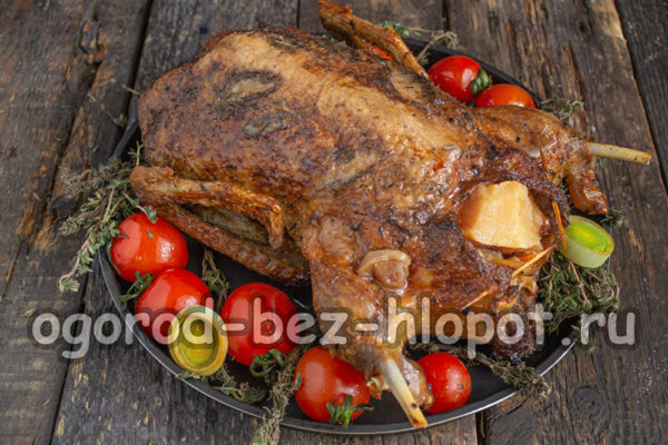 leg tomaten, tijm en prei op een bakplaat