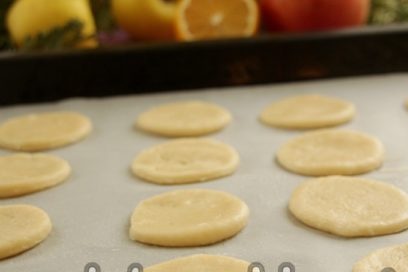 ilagay ang cookies sa isang baking sheet