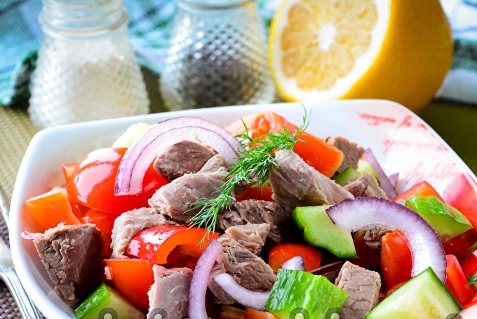 salad na may pinakuluang karne ng baka at kampanilya paminta