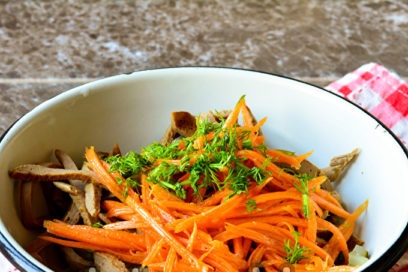 zet op een bord salade ingrediënten