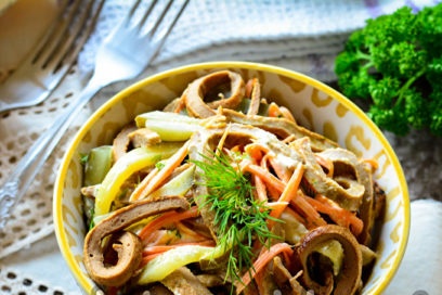 Zimushka salad na may atay ng manok at karot ng Korea