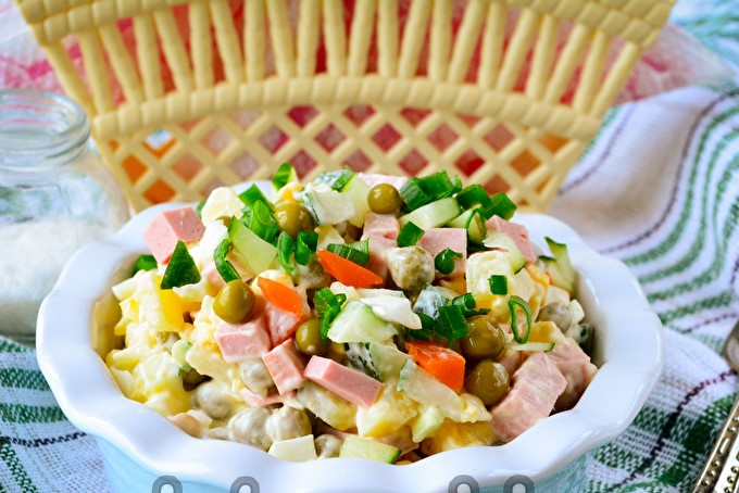 Olivier salad na may sausage at sariwang pipino