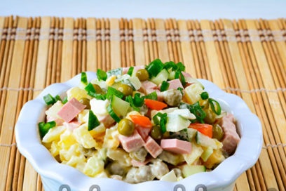 Ang Olivier salad na may sariwang pipino ay handa na