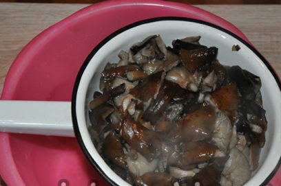 gooi de champignons in een vergiet