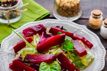 kutt rødbeter og ha på salat